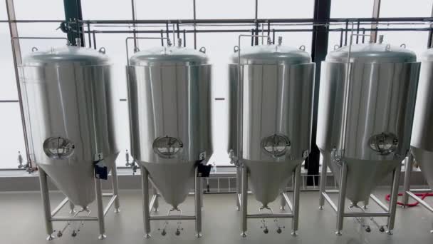 Glänzende metallene Biertanks in der modernen Brauerei. Weitwinkelpanorama, Kamera bewegt sich — Stockvideo