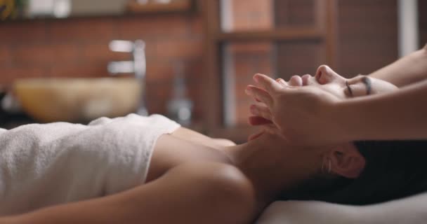 Ansiktsmassage i skönhetssalong. Hudvård, wellness, skönhetsbehandling. Långsamma rörelser — Stockvideo