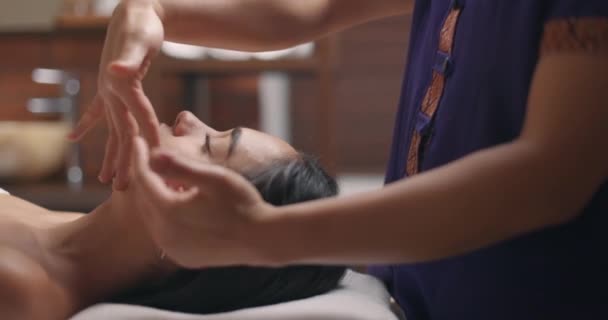 Kobieta robi masaż twarzy w salonie spa. Zwolniony ruch — Wideo stockowe
