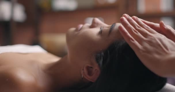 Mulher recebendo uma massagem facial no salão de Spa. Movimento lento — Vídeo de Stock