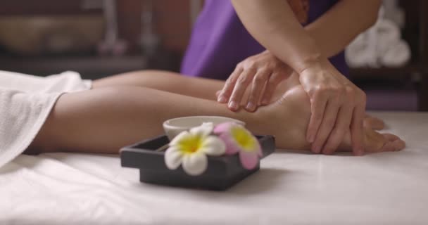 Massagem em salão de beleza. Close-up de massagem nos pés. Cliente Spa recebendo grande massagem tailandesa. Conceito de saúde. Movimento lento — Vídeo de Stock