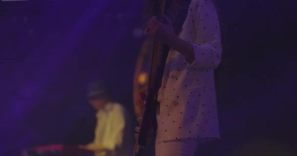 Vrouw Gitarist op een Rock Concert speelt elektrische gitaar op het open podium. Langzame beweging — Stockvideo