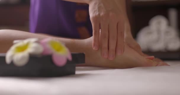 Massagem em salão de beleza. Close-up de massagem nos pés. Cliente Spa recebendo grande massagem tailandesa. Conceito de saúde. Movimento lento — Vídeo de Stock