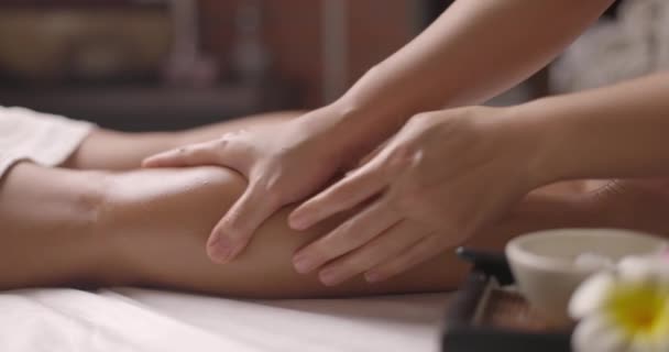 Massage in schoonheidssalon. Dichtbij voetmassage. Spa klant ontvangt geweldige Thaise massage. Gezondheidszorg concept. Langzame beweging — Stockvideo