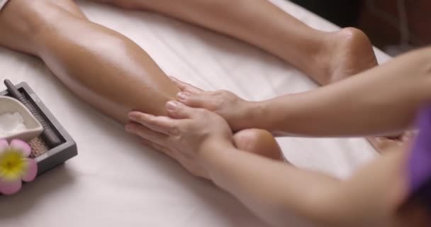 Massage im Schönheitssalon. Nahaufnahme der Fußmassage. Spa-Klient erhält große thailändische Massage. Gesundheitskonzept. Zeitlupe — Stockvideo