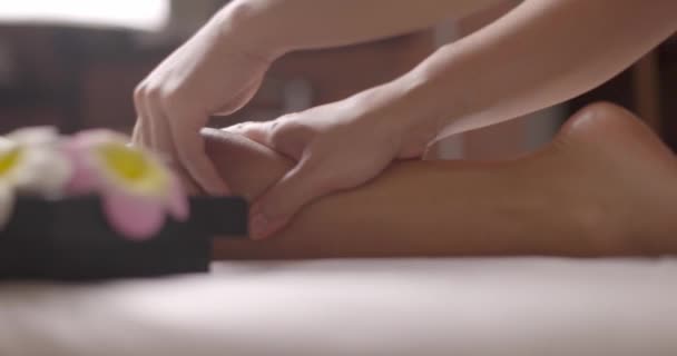 Masaż w salonie piękności. Masaż stóp z bliska. Spa klient otrzymuje wielki tajski masaż. Koncepcja opieki zdrowotnej. Zwolniony ruch — Wideo stockowe