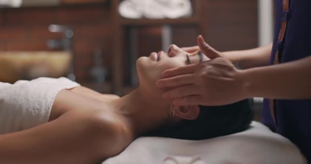 Close up de massagem na cabeça de mulher bonita com sensação de relaxamento. Movimento lento — Vídeo de Stock