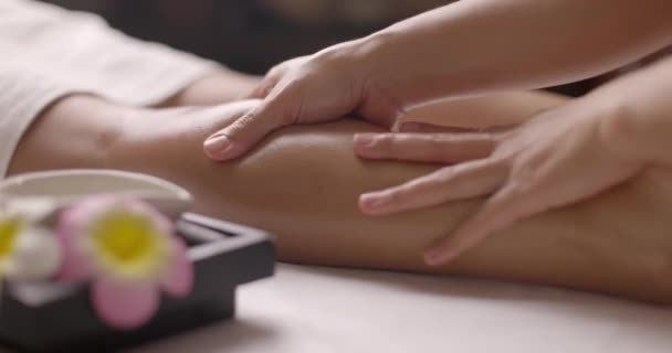 Profesjonalny masaż stóp w salonie spa. Zwolnij, zamknij się.. — Wideo stockowe