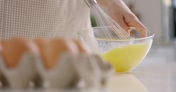 Panoramiczne ujęcie jajek w szklanej misce w kuchni. Zwolniony ruch — Wideo stockowe