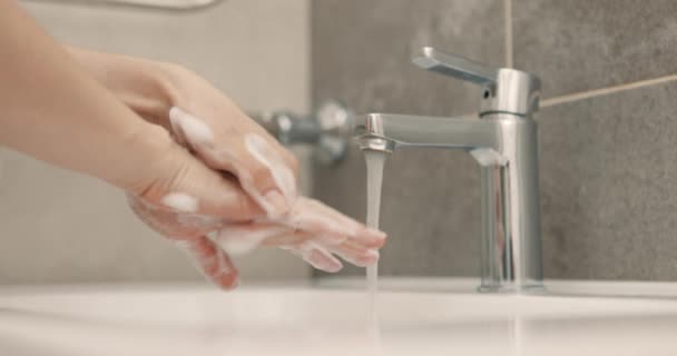 Lavarse las manos con jabón y agua tibia. Concepto de higiene. Primer plano. Movimiento lento — Vídeos de Stock