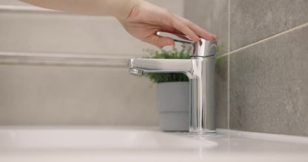 Coronavirus pandemische preventie handen wassen met zeep warm water wrijven vingers wassen vaak of met de hand sanitizer gel. Langzame beweging — Stockvideo