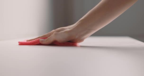 Frau reinigt weißen Tisch mit Feuchttuch. Nahaufnahme, Zeitlupe, Seitenansicht — Stockvideo