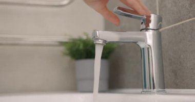 Banyo lavabosunda sabun ve suyla ellerini yıkamak. Yavaş çekim