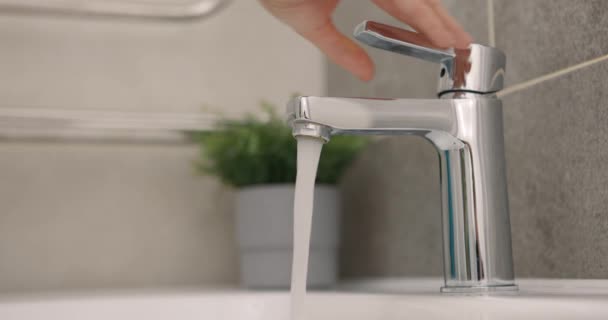 Lavarsi le mani con acqua e sapone nel lavandino del bagno. Rallentatore — Video Stock