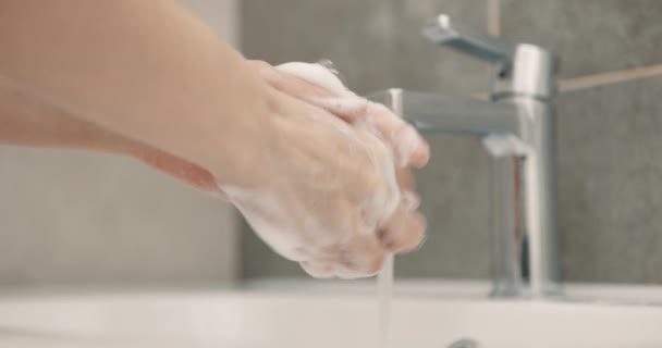 Donna lavarsi le mani con sapone e acqua calda. Concetto di igiene. Primo piano. Rallentatore — Video Stock