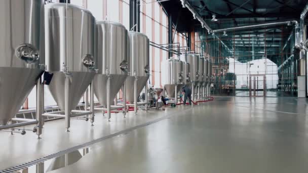 Glänzende metallene Biertanks in der modernen Brauerei. Weitwinkelpanorama, Kamera bewegt sich — Stockvideo