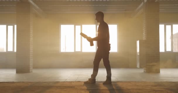 Hořící. Barmen hraje žonglérskou show. Profesionální barman žonglující s lahvemi a sklem v hale na jasném slunečním pozadí. Zpomalený pohyb — Stock video