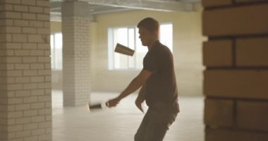 Erkek barmen jonglör şişe ve karıştırıcı. Barmen gösterisi, profesyonel barmen. Sıcak güneş ışığı, ağır çekim