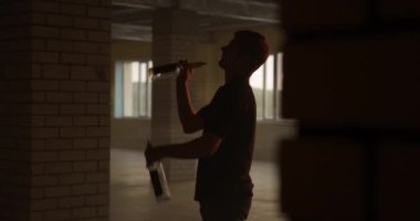 Profesyonel barmenin silueti şişeleri idare eder. Barmen, parlak güneş ışığında salonda pratik yapıyor. Yavaş çekim