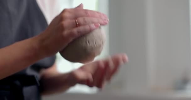 Les mains féminines pétrissent et battent l'argile dans l'atelier de poterie d'art, formant la boule pour la fabrication de produits céramiques. Mouvement lent — Video
