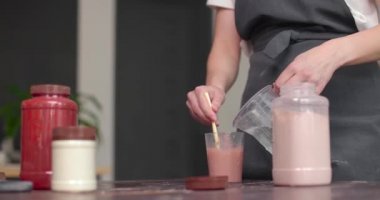 Jöle hazırlığı. Kadınların ellerini kapat kavanozdaki jöleyi karıştır..