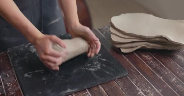 La alfarera amasa la arcilla con las manos para crear cerámica en su taller. Primer plano, cámara lenta — Vídeos de Stock
