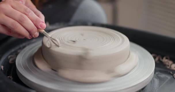 Processo de moldar peça de argila com uma ferramenta em um estúdio de cerâmica. Close-up, câmera lenta — Vídeo de Stock
