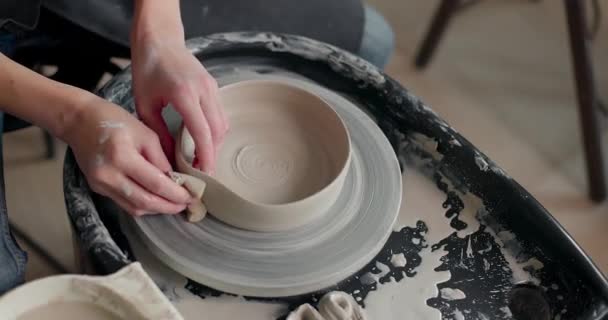 Töpfer, der Keramiktopf auf der gedrehten Töpferscheibe herstellt. Töpferin bei der Arbeit, Nahaufnahme der Hände. Handarbeit, Handwerk. Zeitlupe — Stockvideo