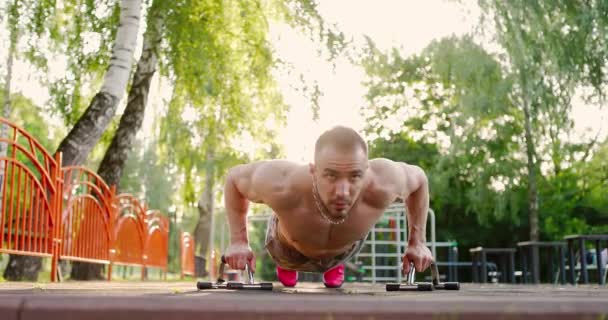 男人在公园里做俯卧撑运动。肌肉运动员保持健康训练和燃烧脂肪 — 图库视频影像