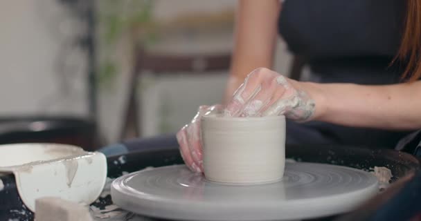 Крупный план молодых женщин руки в мастерской керамики с помощью гончарного колеса, ручной керамики, творческий. Изготовление кружки. Медленное движение — стоковое видео