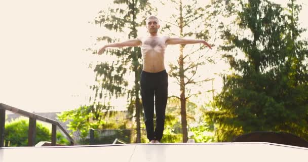 アスレチックマントレーニングヨガポーズと空に手を上げながらヨガ呼吸運動を行う — ストック動画