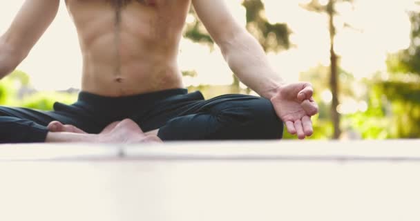 Homem sentado em lótus asan, praticando técnicas de ioga e mindfullness. Yogi meditando de manhã — Vídeo de Stock
