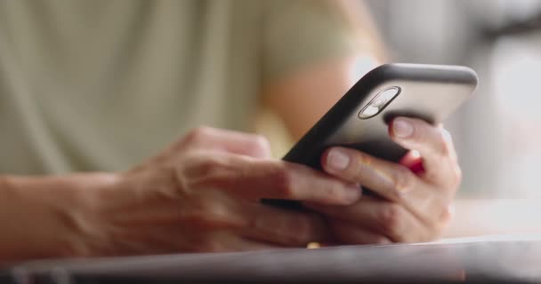 휴대 전화를 들고 있는 여성, 스마트폰을 사용하는 여성, 문자 메시지를 입력하고 sms 와 이메일을 보내는 여성 — 비디오