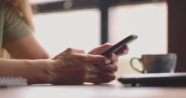 Закрыть руки женщины смс сообщения на мобильный смартфон для общения и чата в Интернете — стоковое видео