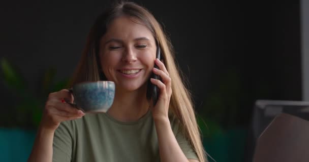 Zwei fröhliche Frauen ruhen sich aus und trinken Cocktail und essen Burger im Sommercafé Straßenschwestern Café lockere Freundschaftsmodelle im Freien Zeitlupe — Stockvideo