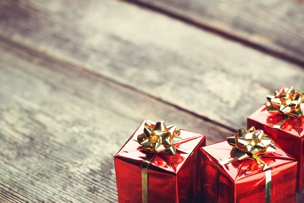 Tahta arka planda hediye kutuları