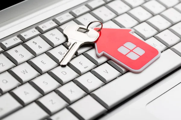 House key on keyboard — Stock Photo, Image