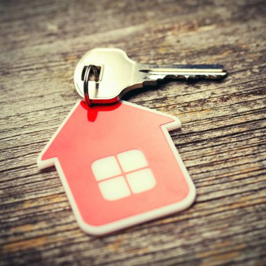 Anahtar ve kırmızı ev