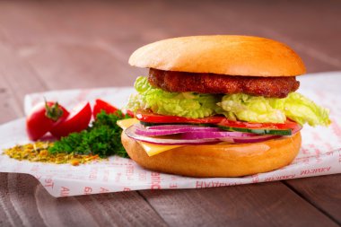 Ahşap arka plan üzerinde taze peynirli burger