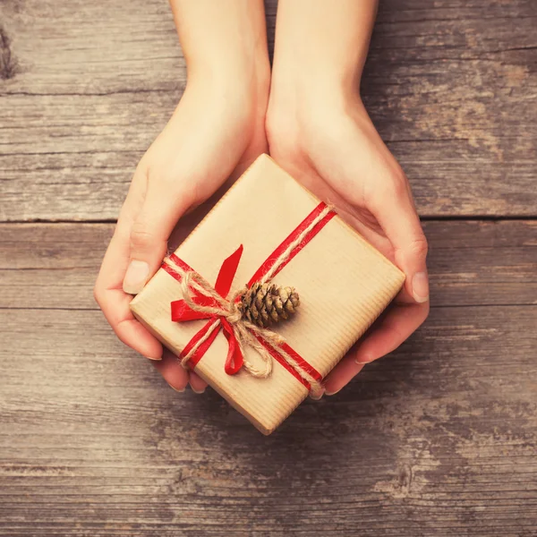 Tenere in mano una confezione regalo — Foto Stock