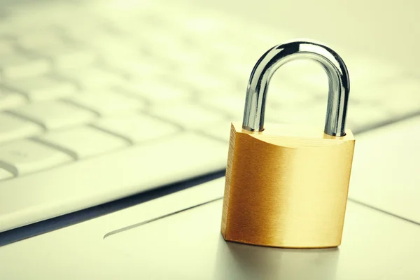 Padlock on laptop keyboard, close-up — Stock Photo, Image