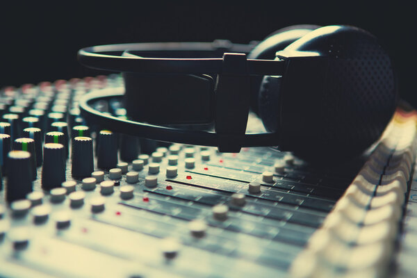 Headpnones en primer plano del mezclador de sonido — Foto de Stock