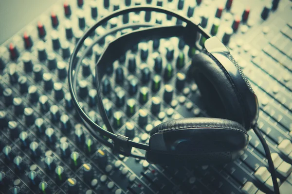 Kulaklıktan soundmixer yakın çekim