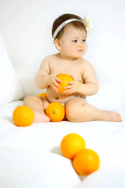 Bebê com laranja — Fotografia de Stock