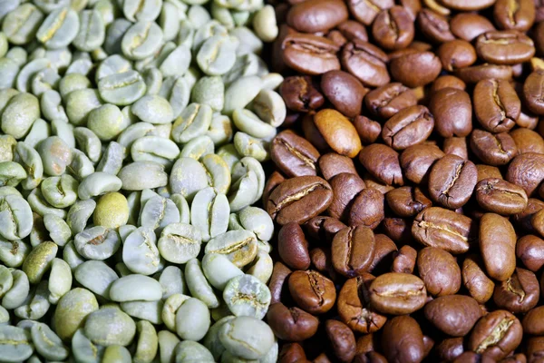 Groene en zwarte koffie bonen — Stockfoto