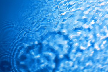 Su yüzeyinde daireler