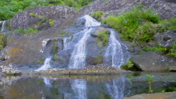 Velký krásný vodopád v lese s modrou vodou a stromy. — Stock video