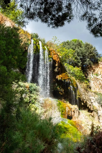 Une grande belle cascade avec des rochers. — Photo