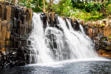 Kayalıklı küçük güzel bir şelale..