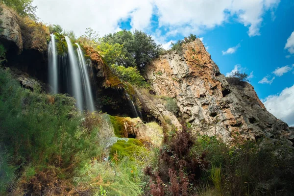 Une petite belle cascade avec des rochers. — Photo